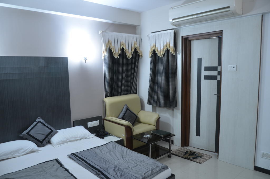 Capital O 978 Marshall The Hotel Ahmadabad Zewnętrze zdjęcie