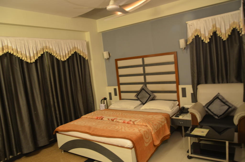 Capital O 978 Marshall The Hotel Ahmadabad Zewnętrze zdjęcie