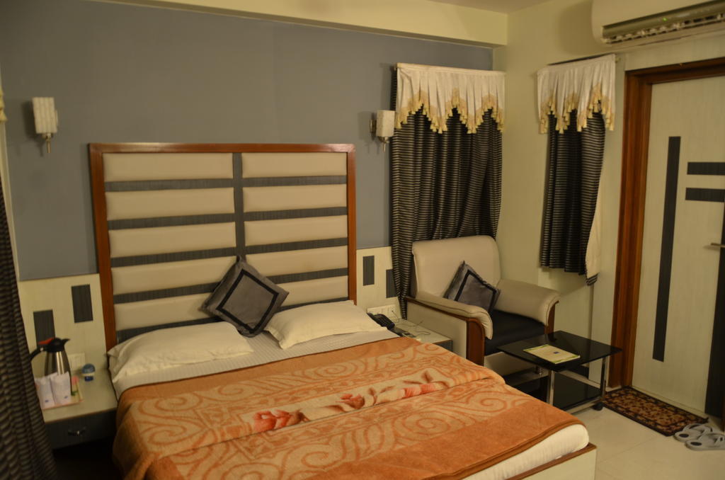 Capital O 978 Marshall The Hotel Ahmadabad Pokój zdjęcie