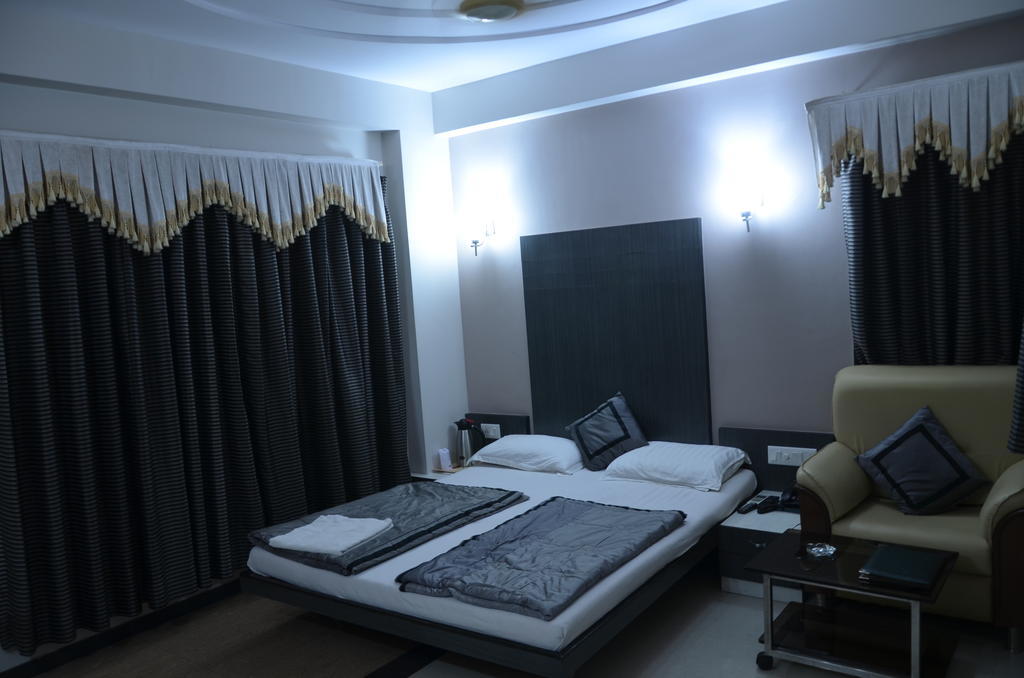 Capital O 978 Marshall The Hotel Ahmadabad Pokój zdjęcie